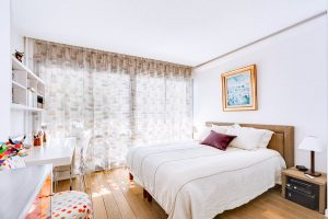 photographe d'intérieur de chambre standing